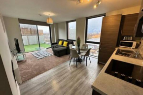 Large 1 Bed MCR Apartment and Huge Terrace Sleeps 4